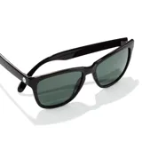 Lentes de sol Sunski modelo Headland, con montura negra de forma rectangular y lentes polarizadas verdes que bloquean el 100% de los rayos UVA/UVB/UV400.