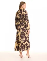Vestido maxi de crepe estampado con flores grandes en tonos beige y marrón oscuro. Presenta escote en V con botones, mangas largas anchas con botón en los puños, y cintura con pasadores y cordón de ajuste.