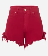 Short de jean color rojo con corte hot pants, tiro alto, bolsillos delanteros y traseros, y bajo desflecado.