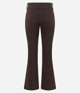 Pantalón flare de jeans color marrón con cintura doble, trabillas, abotonado doble, cierre tradicional, bolsillos y frisos delanteros.