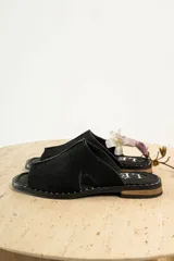 Sandalias marrones de cuero con diseño minimalista.