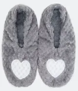 Pantuflas grises de felpa con bordado de corazón blanco y suela antideslizante.