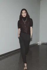 Pantalón tobillero gris oscuro a rayas, de tiro medio con cintura elástica en la espalda, bolsillos delanteros y falsos bolsillos de vivo en la espalda.