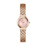 Reloj Guess modelo GW0839L3 para mujer, con caja redonda color oro rosa y esfera rosa con incrustaciones de cristal. La correa es de acero inoxidable color oro rosa con patrón acolchado.