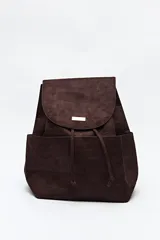 Mochila negra de símil gamuza con textura tipo reptil, diseño minimalista con solapa, cordón ajustable y bolsillos laterales.