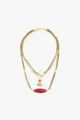 Collar de múltiples capas con cordón trenzado, cadena dorada y dije dorado.