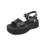 Sandalias plateadas con plataforma de 5 cm y hebilla ajustable en el tobillo.