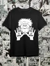 Remera negra con estampado de Sukuna, personaje del anime Jujutsu Kaisen.