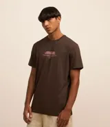 Remera marrón de algodón peruano, corte comfort, cuello redondo y mangas cortas. Estampa con la frase "UNMATCHED PERFORMANCE" en color rosa.