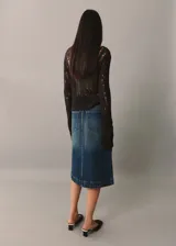 Jersey negro de punto calado con cuello barco y manga larga.