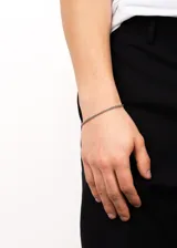 Pulsera plateada de acero quirúrgico con eslabones tipo espiga y cierre de mosquetón.