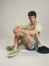 Remera color petróleo de corte clásico, con cuello redondo y bolsillo en el pecho.