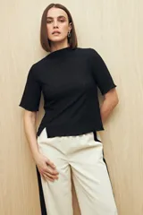 Top color crema de textura acanalada, con cuello semi alto y mangas cortas.