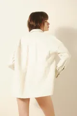 Camisa de cuero ovino color negro, de calce holgado y terminación arrugada. Tiene snaps metálicos color plata vieja con logo de la marca grabada.