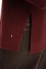 Sweater color beige de tejido texturado, con cuello redondo y mangas largas.