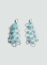 Par de aros colgantes con gancho metálico, formados por círculos de cuentas de colores celeste, turquesa y lila.