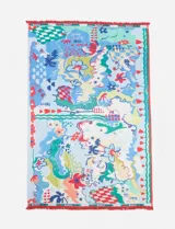 Pareo rectangular de algodón con estampado de flores, formas geométricas y texto en colores celeste, azul, verde, rojo y amarillo.