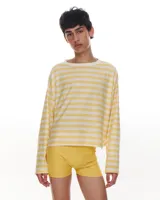 Remera de manga larga confeccionada en viscosa, con estampado de rayas horizontales amarillas y blancas, corte a la altura de la cadera y cuello con puño en algodón.