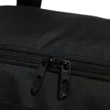 Bolso deportivo Adidas negro con logo blanco estampado. Cuenta con doble asa de mano, correa ajustable para el hombro, compartimento independiente para calzado, bolsillos laterales y en los extremos con cremallera, y bolsillos interiores con y sin cierre.