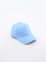 Gorra de béisbol celeste con visera curva y correa ajustable en la parte trasera.