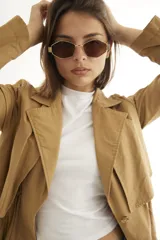 Lentes de sol con armazón y patillas metálicas plateadas, cristales oscuros con forma hexagonal facetada. La marca "AIRE" está grabada en la patilla derecha.