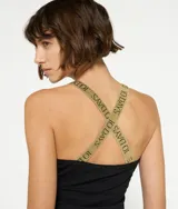 Musculosa negra ajustada con tirantes finos cruzados de lúrex dorado en la espalda.