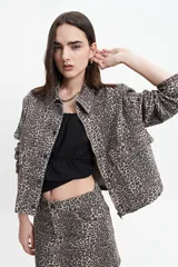 Campera de jean azul oscuro de corte relajado.