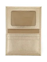 Tarjetero color marrón con textura símil reptil, aplique metálico con logo de la marca y múltiples ranuras.