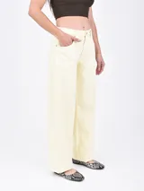 Pantalón de jean color crema, de corte recto y tiro alto.