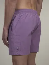 Short de baño lila con cintura elástica y cordón amarillo.