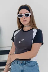 Remera corta azul con mangas y cuello en azul oscuro, con logo estampado en el centro.