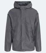 Campera gris de poliéster con capucha, cierre frontal con cremallera y botones a presión.