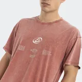 Remera de manga corta color ladrillo con estampa centrada en el pecho que incluye logo y texto en color blanco.