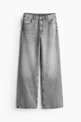 Pantalón de jean gris de tiro alto, corte wide leg y cinco bolsillos.