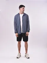 Campera azul marino con capucha y cierre frontal.