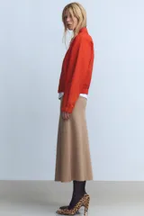 Falda midi gris de tiro alto con cintura elástica y corte evasé.