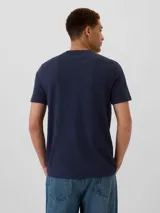 Remera negra de algodón con logo GAP estampado en blanco en el pecho.