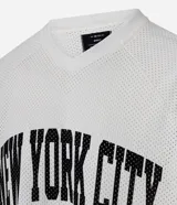 Remera de hombre con corte boxy, confeccionada en tejido mesh (malla) blanco, con cuello en V y estampa arqueada en negro que dice "NEW YORK CITY ATHLETICS".