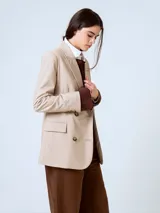 Blazer gris con finas rayas verticales, de corte clásico, con solapas de muesca, cierre frontal con dos botones y bolsillos con solapa.