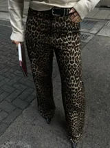 Pantalón largo de corte wide leg con estampado de leopardo.