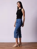 Pantalón capri de denim azul, marca Ruby Rd. Pretina ancha elastizada, bolsillos simulados delanteros, bolsillos aplicados traseros y ruedo desflecado.