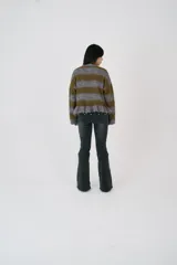 Cárdigan de punto con acabado cepillado y bajo estilo peplum, con rayas horizontales anchas en tonos gris y verde oliva, y corte oversized.