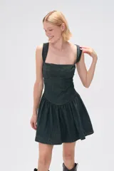 Vestido corto de jean azul oscuro, con breteles finos, escote cuadrado, corte ajustado y falda fruncida.