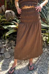 Falda midi marrón con cintura elastizada y fruncida.
