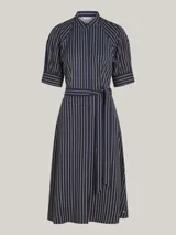 Vestido midi azul marino con rayas verticales blancas, corte amplio, mangas cortas raglán con puño, cuello mao, cierre de botones oculto, cinturón anudable y logo esmaltado de Tommy Hilfiger en el bajo.