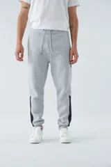 Pantalón de jogging gris oscuro de felpa con puños, cintura ajustable con cordón y logo estampado en la pierna.