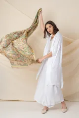 Pañuelo cuadrado de seda estampada con motivos de arabescos en múltiples colores.