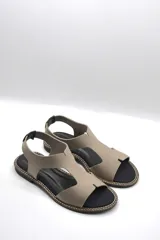 Sandalia plana color gris con tiras anchas de neopreno y detalles en cuero.