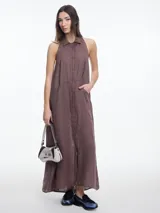 Vestido largo sin mangas color marrón, confeccionado en lino, con cuello camisero, espalda descubierta y ajuste regulable.