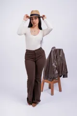 Pantalón acampanado color beige, de tiro alto y corte ajustado en la cadera.